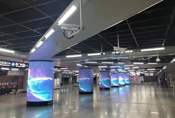 深圳北站P2.5软模组定制圆柱小间距LED显示屏